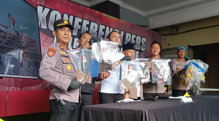 Wakapolres Tulungagung didampingi Kasat Reskrim, Kapolsek Bandung, dan Kasi Propam menunjukkan BB balon udara yang akibatkan kerusakan rumah warga