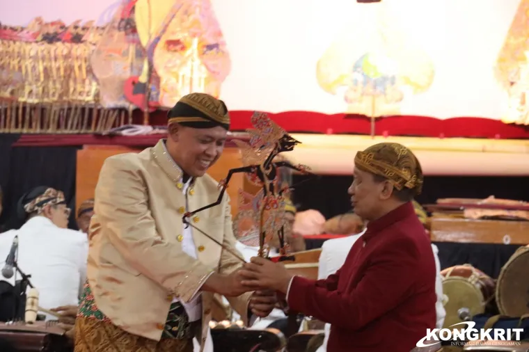 Sukseskan Pagelaran Wayang Kulit Modern Bersama Ki Gunarto Gunotalijendro, Dihadiri Langsung Wako Bekasi