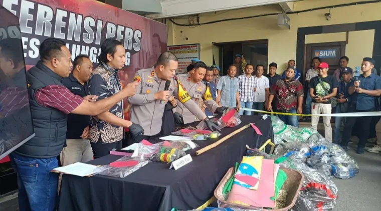 Kapolres Tulungagung didampingi Wakapolres Kasat Reskrim dan jajarannya menunjukkan BB kasus ledakan petasan