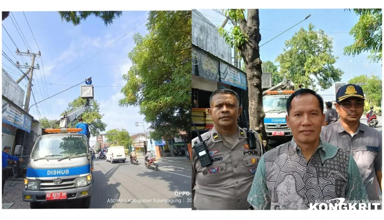 Kiri : Petugas Dishub Tulungagung melakukan penggantian lampu PJU di jalan Dr. Soetomo  Kanan : Wabup Ahmad Baharudin (tengah) didampingi Kabid Lalin Dishub Tulungagung dan Kanit Turjawali Satlantas Polres Tulungagung