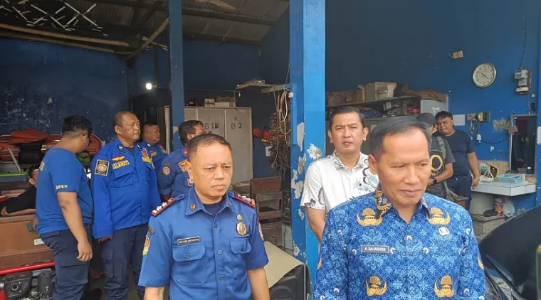 Wabup Ahmad Baharudin didampingi Sekretaris Dinas Damkar dan Kabid Damkar Kabupaten Tulungagung saat dikonfirmasi wartawan