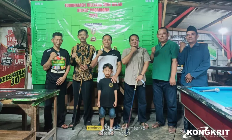 Wabup Ahmad Baharudin (kaos hitam putih) foto bersama dengan panitia turnamen Bilyard Non Gelar Bilkop Brombong.