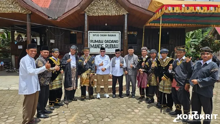 Wakil Bupati Pesisir Selatan Hadiri Tradisi 'Manjalang' di Rumah Gadang Mandeh Rubiah, Lunang