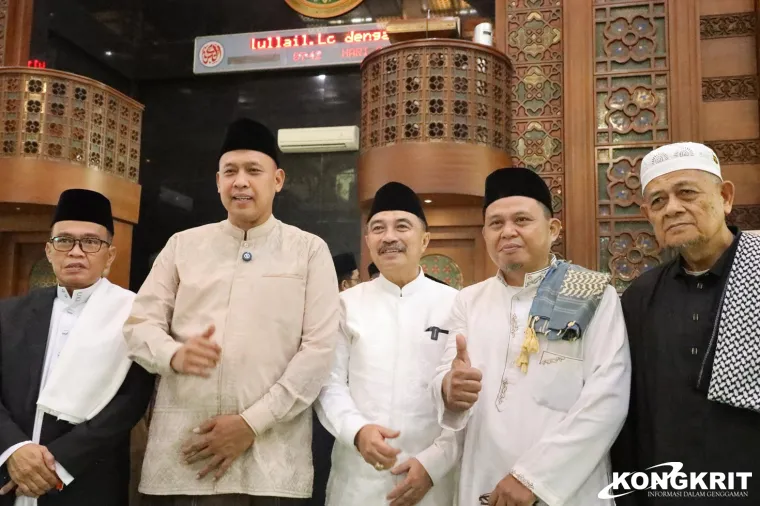 Wali Kota dan Wakil Wali Kota Bekasi Laksanakan Sholat Idul Fitri di Masjid Agung Al-Barkah