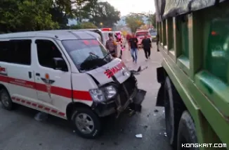 Ambulans Tabrak Truk Parkir di Jalan Raya Padang--Indarung, Seorang Perawat Luka Berat