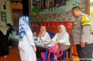 Bhabinkamtibmas Jatiluhur Monitoring Kegiatan Posyandu di Kelurahan Jatiluhur