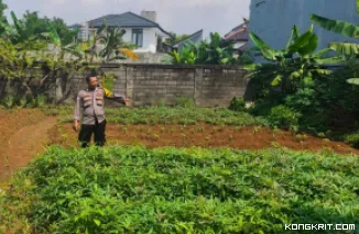 Bhabinkamtibmas Jatimelati Lakukan Monitoring Program Ketahanan Pangan di Lahan Warga