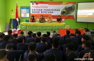 Kalaksa BPBD Tulungagung Robinson Nadeak (no 2 dari kiri) saat kegiatan SPAB di SMPN 1 Sendang