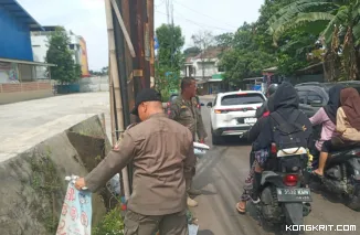 Satpol PP Kota Bekasi Tertibkan Spanduk Liar