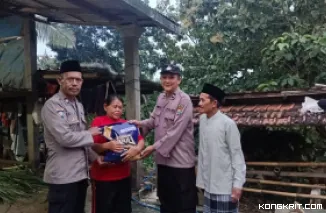 Personel Polres Tulungagung memberikan bantuan Kapolres kepada salah satu warga tunanetra