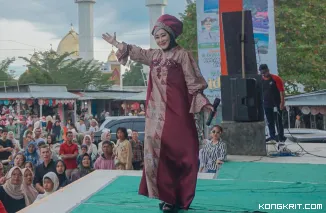 Lisda Hendrajoni Tampil Anggun dengan Busana Karya Pelajar SMK pada Event Semarak Langkisau