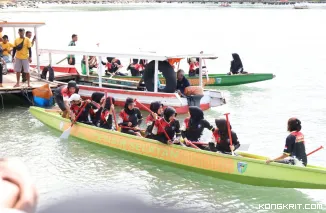 Pantai Carocok Bergelora, Selaju Sampan Meriahkan Festival Langkisau 2025