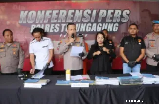 Kapolres Tulungagung AKBP Muhammad Taat Resdi didampingi Kasat Reskrim, Kanit Tipikor, Kasi Propam dan Kasi Humas saat memimpin press release di depan Mapolres setempat