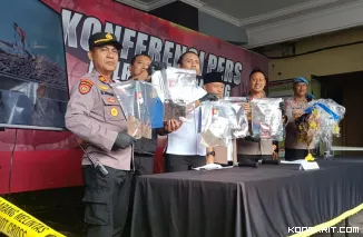 Wakapolres Tulungagung didampingi Kasat Reskrim, Kapolsek Bandung, dan Kasi Propam menunjukkan BB balon udara yang akibatkan kerusakan rumah warga