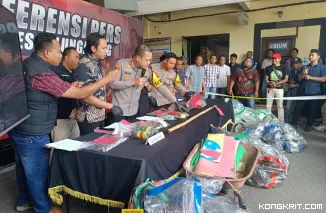 Kapolres Tulungagung didampingi Wakapolres Kasat Reskrim dan jajarannya menunjukkan BB kasus ledakan petasan