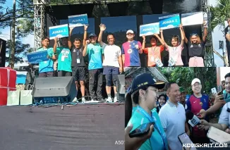 Wabup Ahmad Baharudin (kaos putih) dan Kapolres Tulungagung foto bersama dengan pemenang event Wonorejo Run Challenge. (Insert dari kiri : Wakil Walikota Blitar, Wabup Tulungagung dan Kapolres Tulungagung saat diwawancarai wartawan).