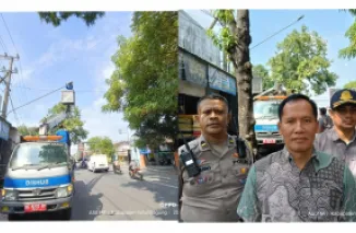 Kiri : Petugas Dishub Tulungagung melakukan penggantian lampu PJU di jalan Dr. Soetomo  Kanan : Wabup Ahmad Baharudin (tengah) didampingi Kabid Lalin Dishub Tulungagung dan Kanit Turjawali Satlantas Polres Tulungagung