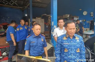 Wabup Ahmad Baharudin didampingi Sekretaris Dinas Damkar dan Kabid Damkar Kabupaten Tulungagung saat dikonfirmasi wartawan