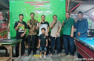 Wabup Ahmad Baharudin (kaos hitam putih) foto bersama dengan panitia turnamen Bilyard Non Gelar Bilkop Brombong.