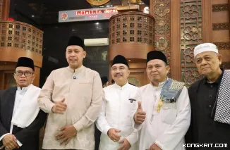 Wali Kota dan Wakil Wali Kota Bekasi Laksanakan Sholat Idul Fitri di Masjid Agung Al-Barkah