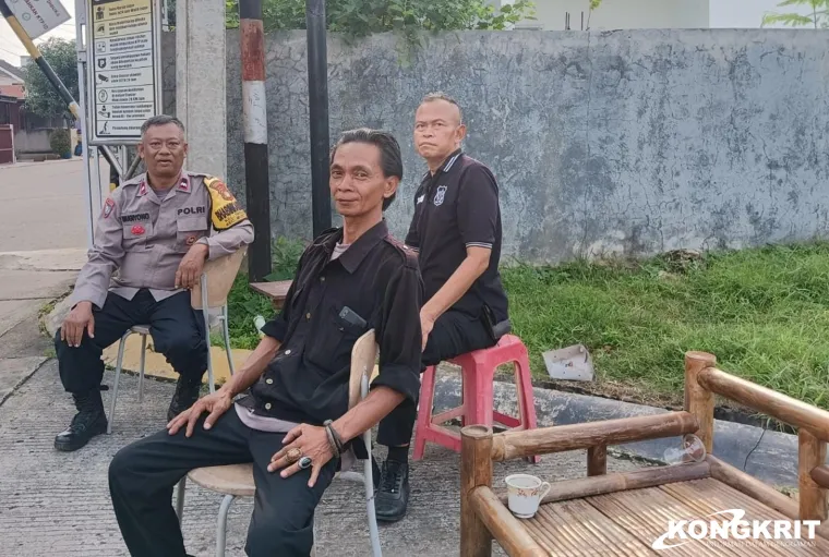 Bhabinkamtibmas Padurenan Lakukan Monitoring Lingkungan untuk Cegah Gangguan Kamtibmas