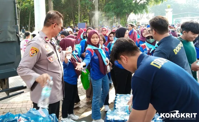 Dukung Aksi Damai Buruh, Polres Metro Bekasi Kota Dirikan Pos Pelayanan dan Bagikan Air Mineral