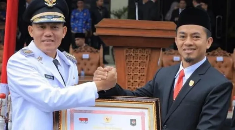 Hari Otonomi Daerah, Bupati Sabar AS Serahkan Piagam Penghargaan sebagai Kabupaten Berkinerja Terbaik Tingkat Nasional ke DPRD