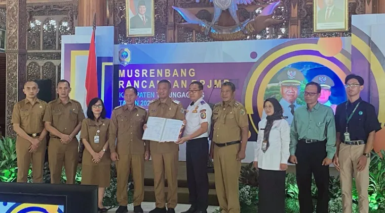 Bupati Tulungagung dan Wakil Bupati Tulungagung foto bersama dengan jajaran Kepala OPD dalam Musrenbang RPJMD Tahun 2025 - 2029 di pendopo Kongas Arum Kusumaning Bongso