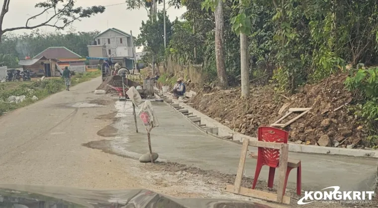 Semangat Gotong Royong, Warga dan Pemerintah Desa Keban 1 Swadaya Perbaiki Jalan dan Bangun Parit