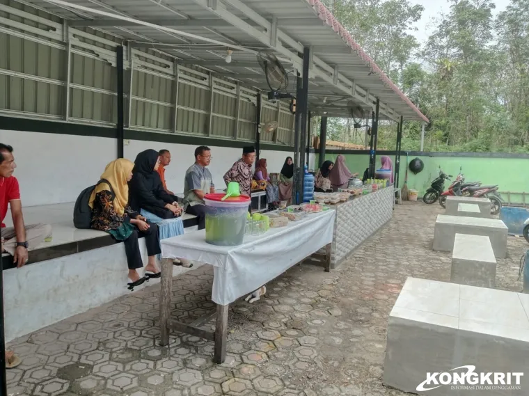 Semangat Sedekah di Masjid Al Ikhlas Sungai Tambang, Jemaah Berlomba Berbagi di Hari Jumat