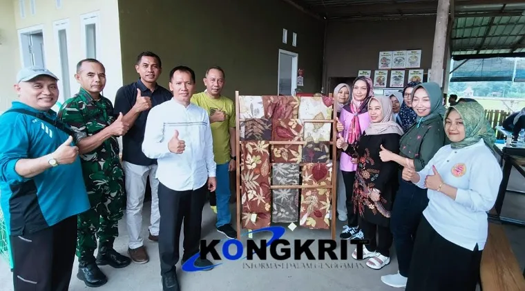 Wabup Tulungagung Ahmad Baharudin (baju putih) didampingi Camat dan Forkopimca Kalidawir serta Kades Karangtalun foto bersama usai melihat produk batik Ecoprint khas Karangtalun di warung kuliner tradisional