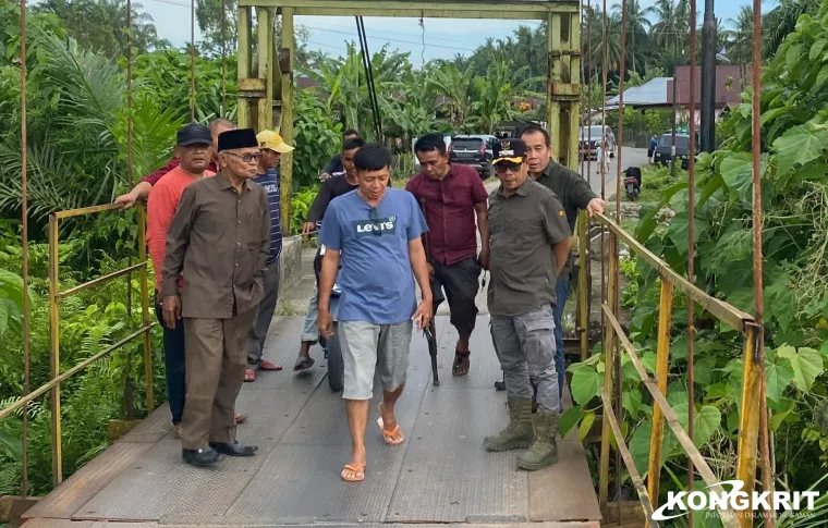 Wakil Bupati Tinjau Jembatan Rusak di Muaro Sakai, Janji Perbaikan dalam 100 Hari Kerja