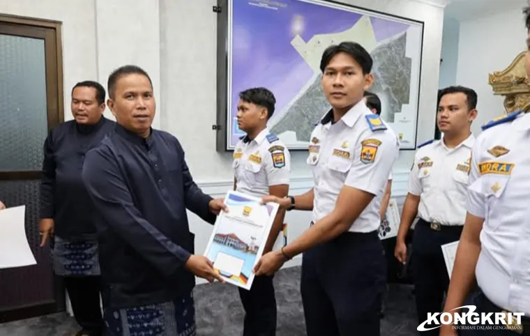 Wali Kota Pariaman Serahkan SK Pengangkatan PNS dan CPNS Lulusan STTD di Dinas Perhubungan