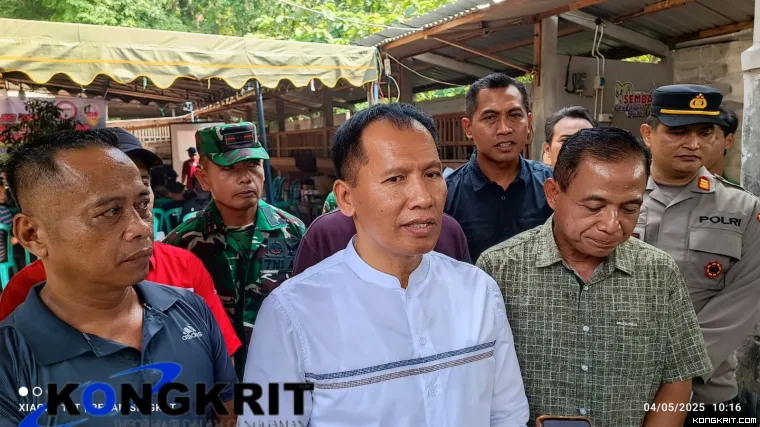 Keterangan foto dalam : Wabup Ahmad Baharudin (tengah) didampingi Kadisnakkeswan Tulungagung, Mulyanto, perwakilan Peternak dan Forkopimca Kalidawir saat diwawancarai wartawan
