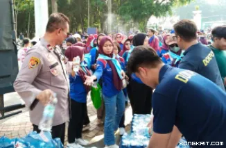 Dukung Aksi Damai Buruh, Polres Metro Bekasi Kota Dirikan Pos Pelayanan dan Bagikan Air Mineral