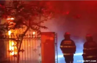 Kebakaran Hebat di Kuranji Padang, Satu Rumah Ludes, Delapan Bangunan Lain Nyaris Terbakar