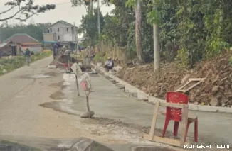 Semangat Gotong Royong, Warga dan Pemerintah Desa Keban 1 Swadaya Perbaiki Jalan dan Bangun Parit
