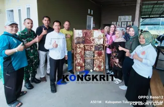 Wabup Tulungagung Ahmad Baharudin (baju putih) didampingi Camat dan Forkopimca Kalidawir serta Kades Karangtalun foto bersama usai melihat produk batik Ecoprint khas Karangtalun di warung kuliner tradisional