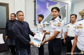 Wali Kota Pariaman Serahkan SK Pengangkatan PNS dan CPNS Lulusan STTD di Dinas Perhubungan