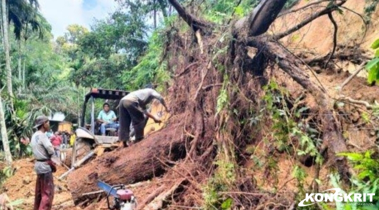 Akibat Tanah Longsor 1 Jam Lalulintas  Macet Total Di Tanjung Gadang Kabupaten Sijunjung (Foto: Istimewa)