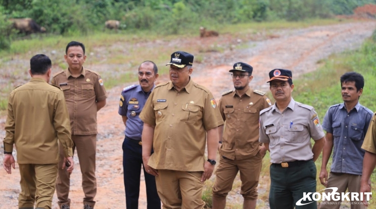 Wali Kota Solok, Zul Elfian Umar, Asisten II Bidang Ekonomi dan Pembangunan, serta Sekda Pemerintah Kota Solok, Jefrizal, berkolaborasi dalam rapat koordinasi dengan Organisasi Perangkat Daerah (OPD) pada Selasa, 16 Januari 2024.