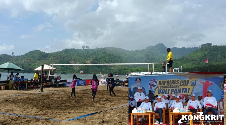 Open Turnamen Bola voli pantai di pantai Midodaren.  Insert : Dari kiri Irjen Pol Purn Muji Waluyo, Jendral Purn Timur Pradopo, Komjen Pol Putut Bayu Seno, Pj Bupati Tulungagung, Kapolres Tulungagung, Dandim 0807.