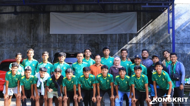 Ketua Askab PSSI Tulungagung Ahmad Baharudin (tengah baju orange) saat foto bersama sebelum tim Perseta 1970 diberangkatkan