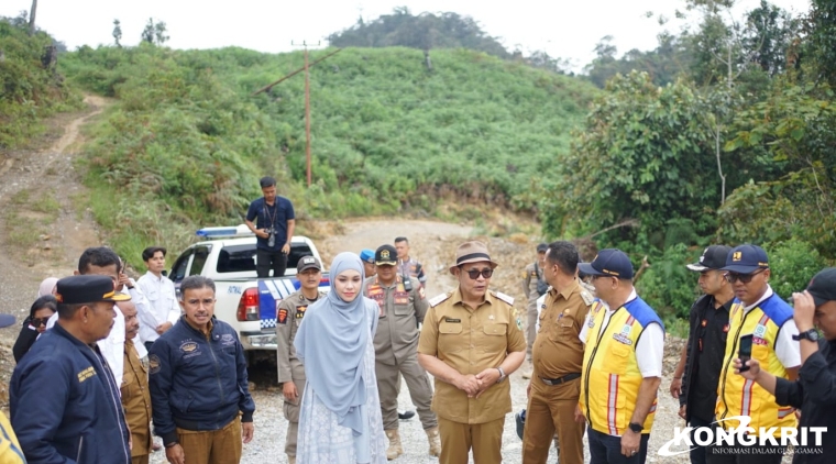 Bupati Solok dan Anggota DPR RI Tinjau Perbaikan Jalan Rimbo Data-Kapujan