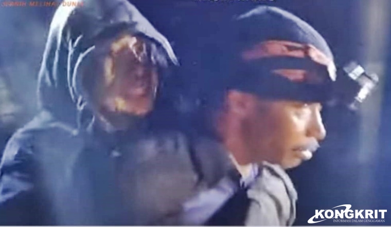 Pak Naro menggendong Zhafirah Zahrim Febrina untuk proses evakuasi ke kaki gunung Marapi. Foto: Capture YT Kompas TV