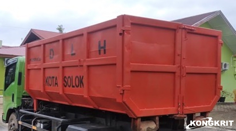 DLH Kota Solok Berinovasi, DLH Kota Solok Serahkan Kontainer Baru untuk Kemenag.