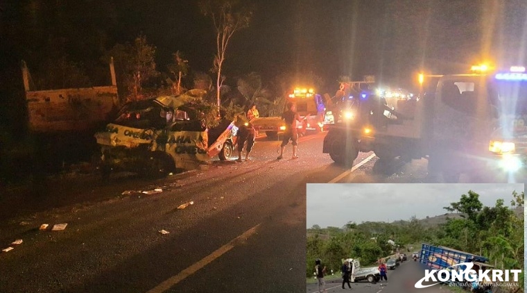 Petugas Gakkum Satlantas Polres Tulungagung saat di TKP (Insert : 2 kendaraan yang terlibat laka lantas)