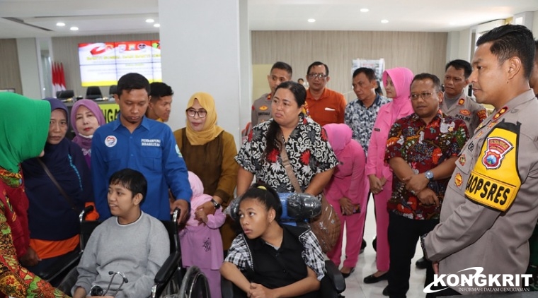 Puluhan penyandang disabilitas menjalani pengecekan dan pemeriksaan kesehatan di gedung SAR Polres Tulungagung