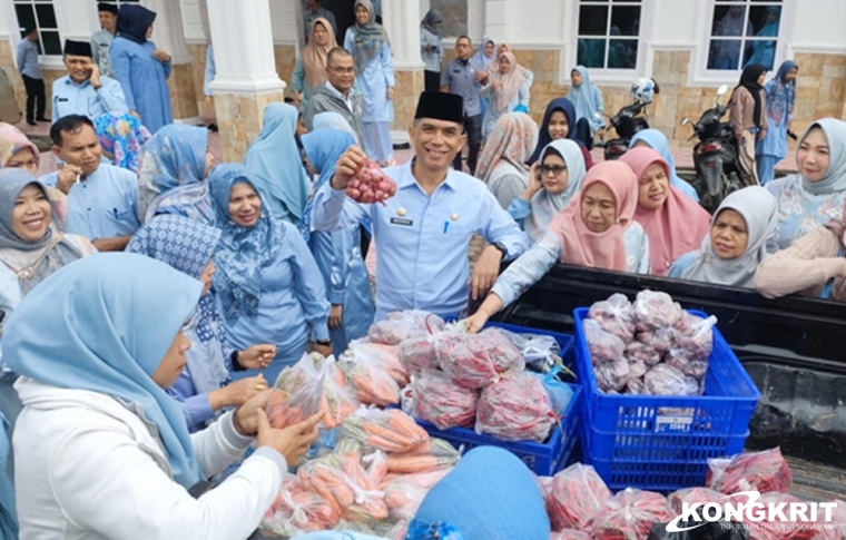 Dinas Pertanian Kabupaten Solok bersama Pemkab Solok menginisiasi kegiatan Pasar Tani dengan memajang hasil pertanian komunitas petani setempat di halaman depan Masjid Al-Izzah, Kawasan Perkantoran Bupati Solok (Jumat, 12 Januari 2024).