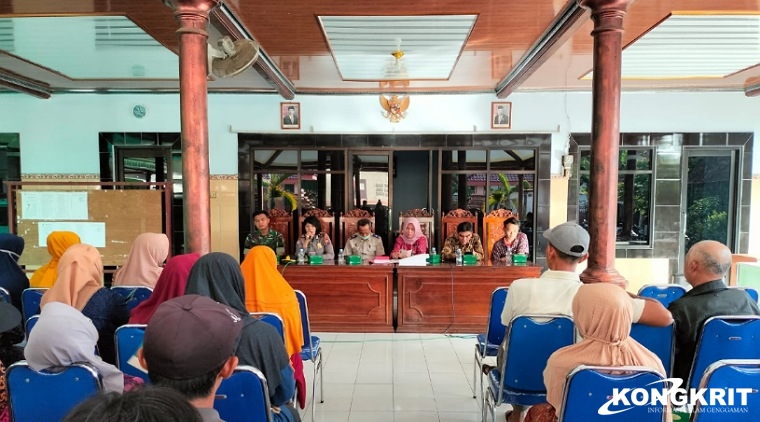 Kapolsek Karangrejo AKP Nenny Sasongko saat menyampaikan pesan Kamtibmas di Balai Desa Sukodono